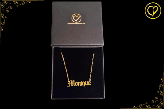 Idées de cadeaux : offrez un collier prénom gothique pour une touche personnelle et significative