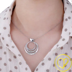 collier personnalisé avec des cercles gravés et un coeur